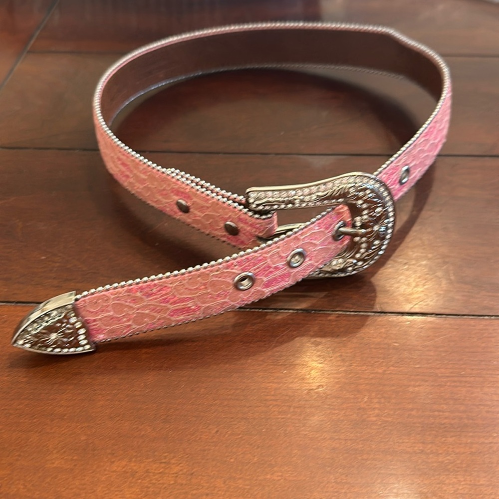 Super cute pink Blingy belt. In good condition.